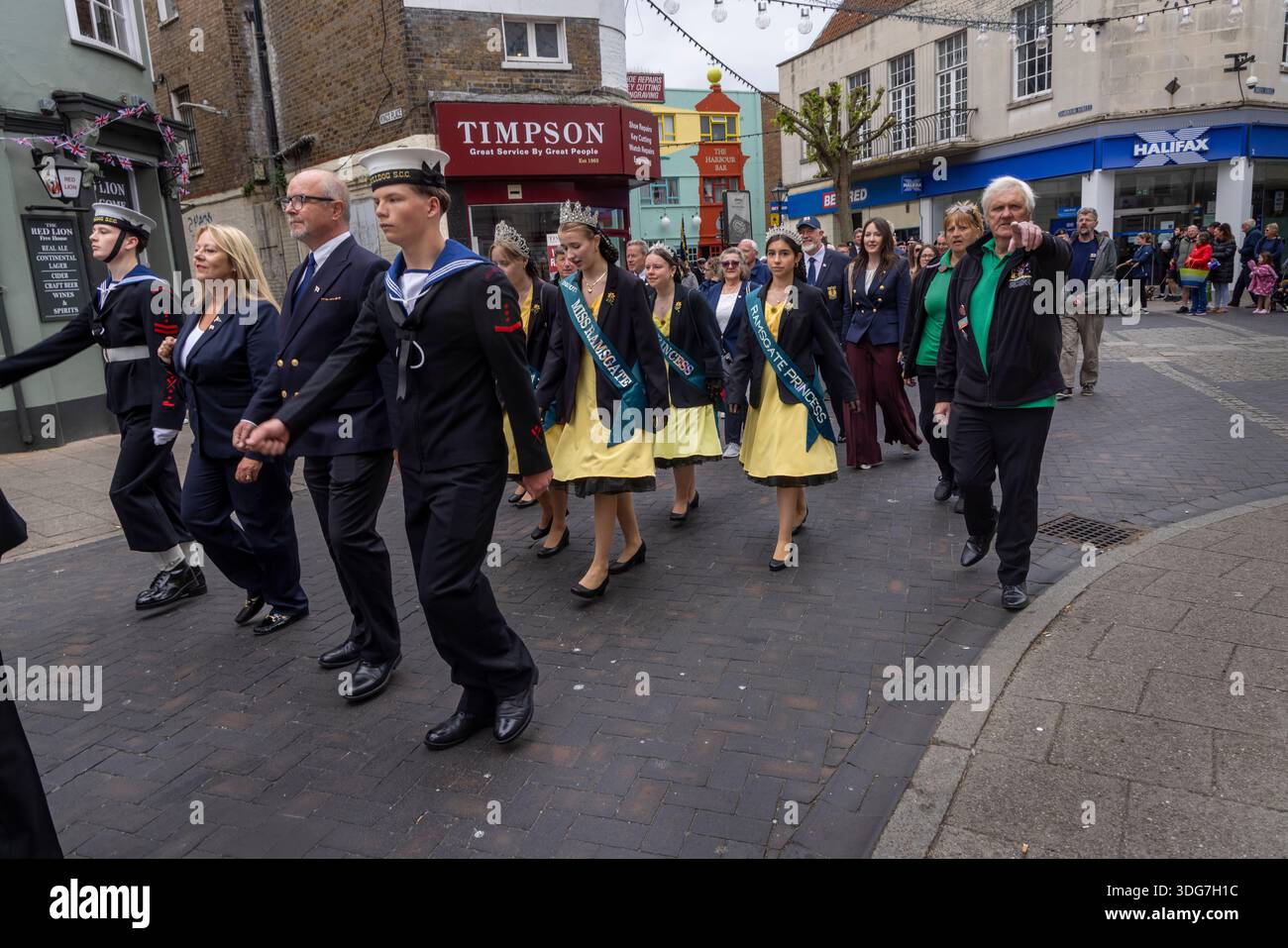 Le défilé de la ville le dimanche 18 mai, dans le cadre des événements du 85e anniversaire du retour des Dunkerque Little Ships à Ramsgate, Kent, Royaume-Uni, en mai 2025 Banque D'Images