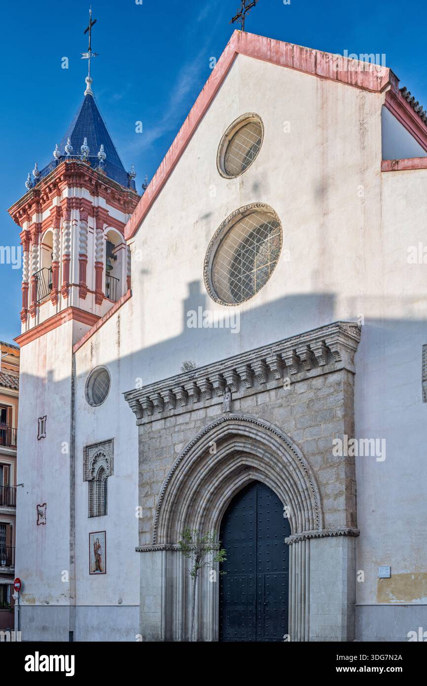 Capture la façade de l'église San Roman mettant en valeur son architecture gothique mudéjar du XIVe siècle et le clocher baroque du XVIIIe siècle à Séville, S. Banque D'Images