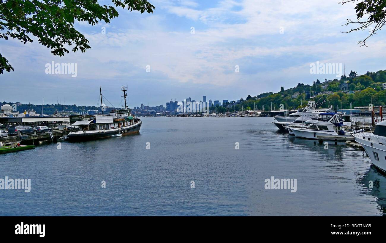 Une vue du lac Union avec des bateaux amarrés et des gratte-ciel en arrière-plan à Seattle, Washington, États-Unis Banque D'Images