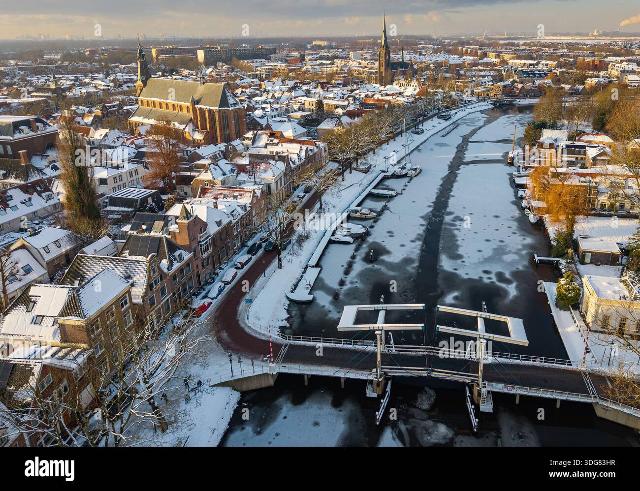 Vue aérienne de la ville hollandaise enneigée de Weesp et de la rivière Vecht en hiver Banque D'Images