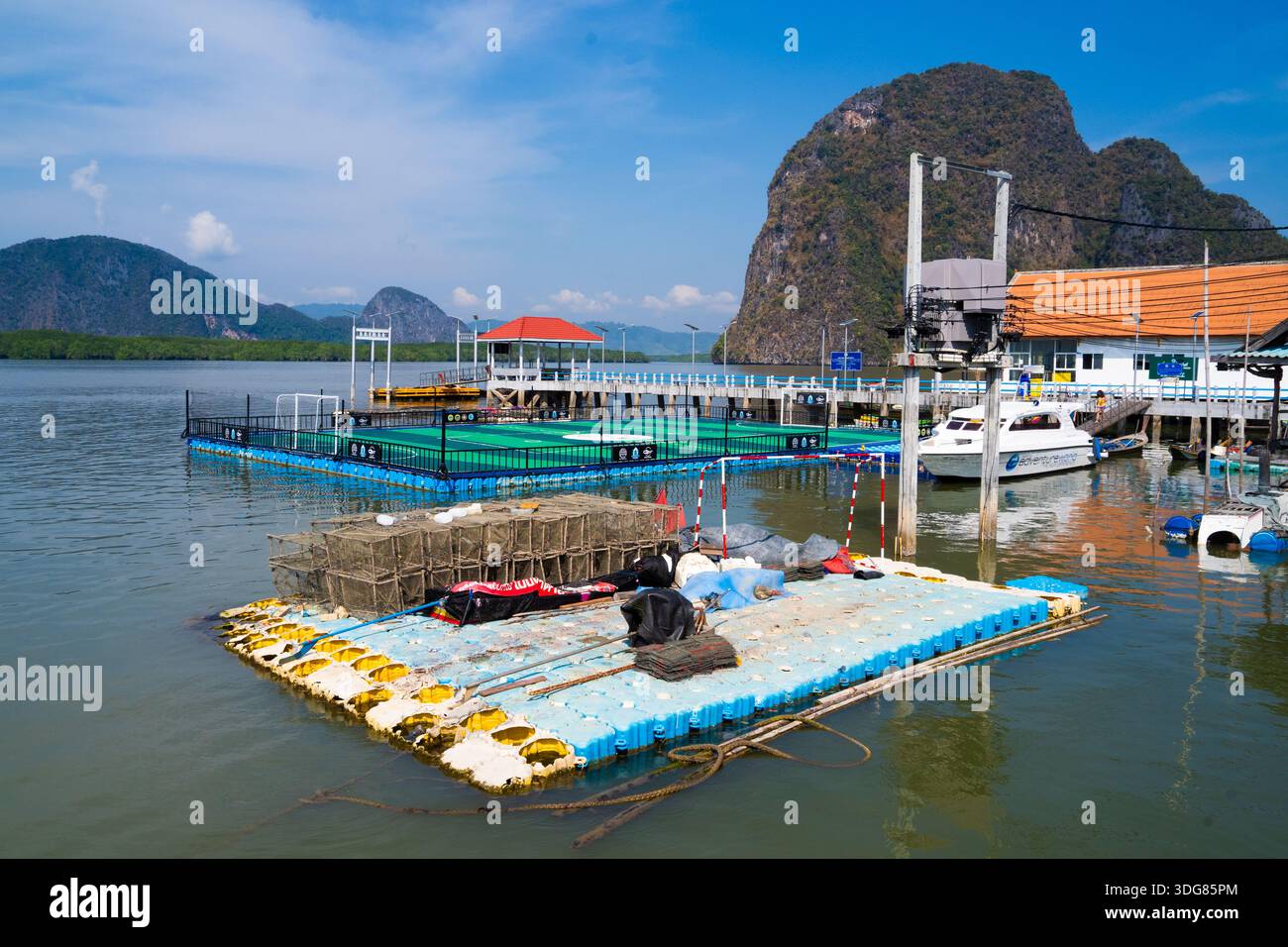 Terrain de football flottant Koh Panyee. Février 2025, Thaïlande. Banque D'Images