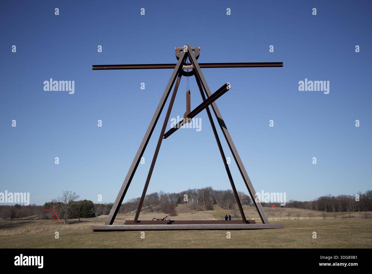 Storm King, NY - 18 février 2023 : Pyramidian de Mark di Suvero (1987/1998), une sculpture en acier de 65 pieds de haut avec une poutre en I suspendue, à Storm King A. Banque D'Images