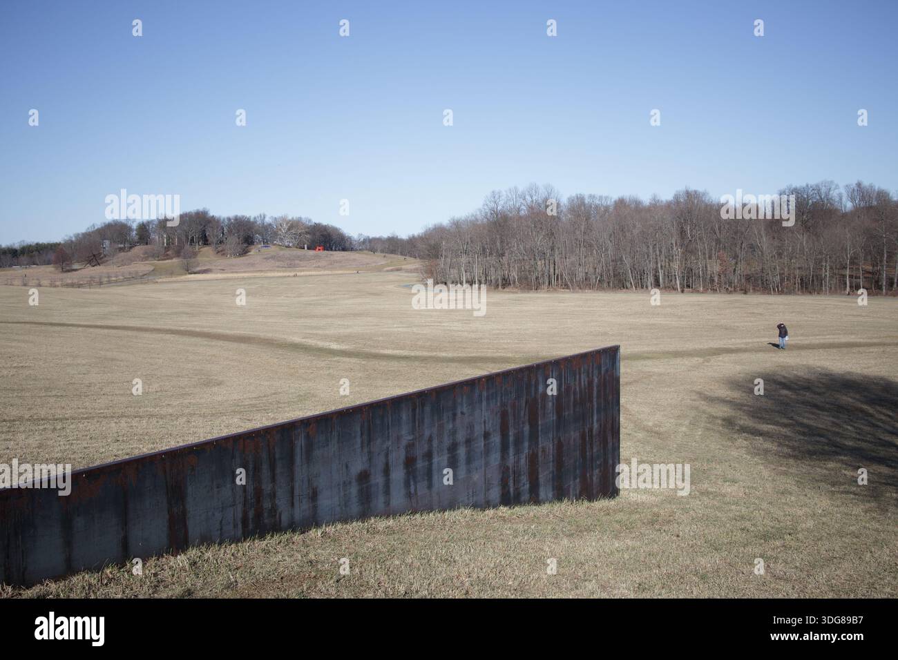 Storm King, NY - 18 février 2023 : sculpture spécifique au site de Richard Serra 'Schunnemunk Fork' (1990-91) mettant en vedette des plaques d'acier qui s'altèrent dans un champ à St. Banque D'Images
