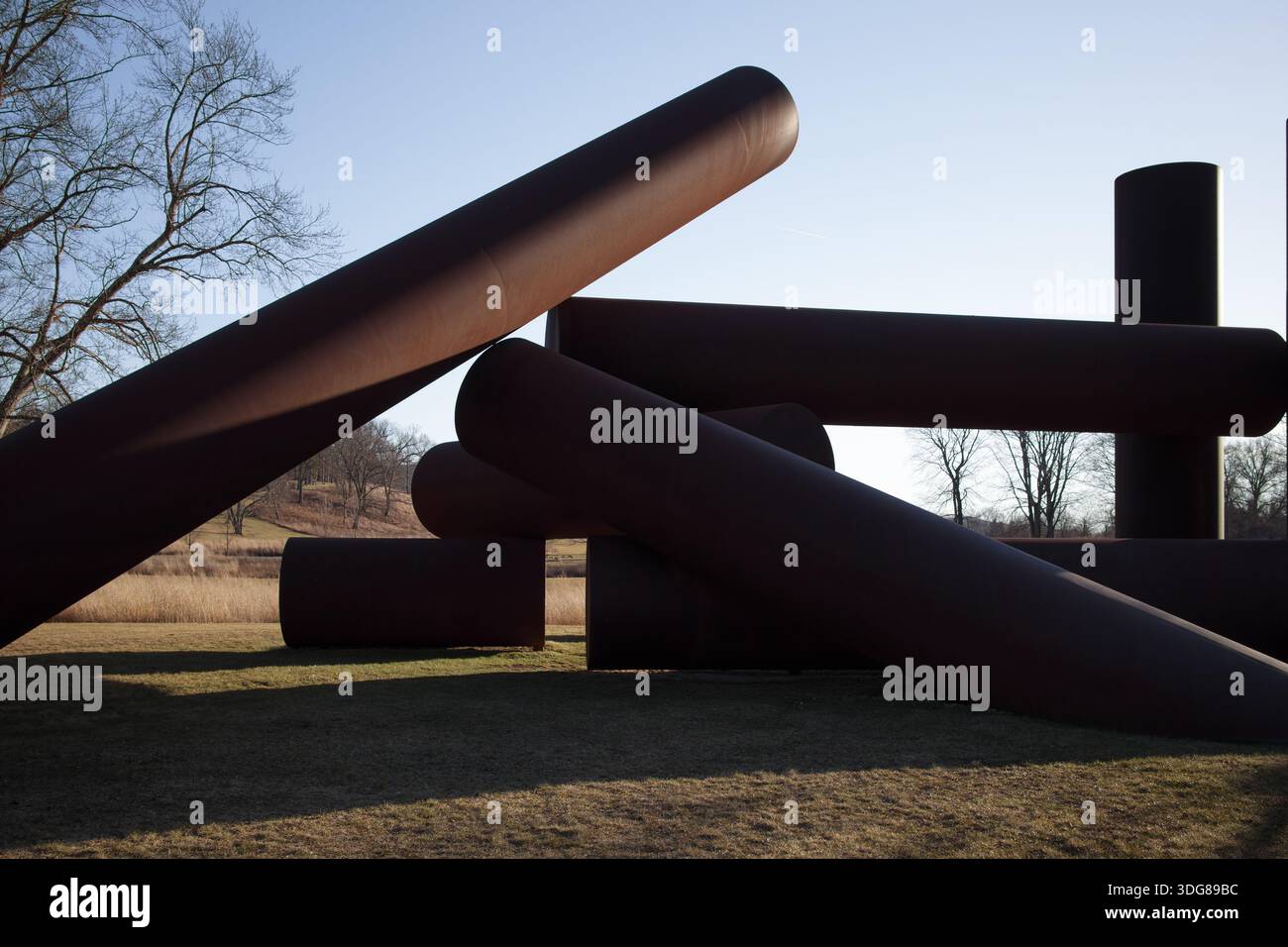 Storm King, NY - 18 février 2023 : la sculpture « Iliad » d'Alexander Liberman se dresse dans le paysage du Storm King Art Center à New Windsor. Banque D'Images