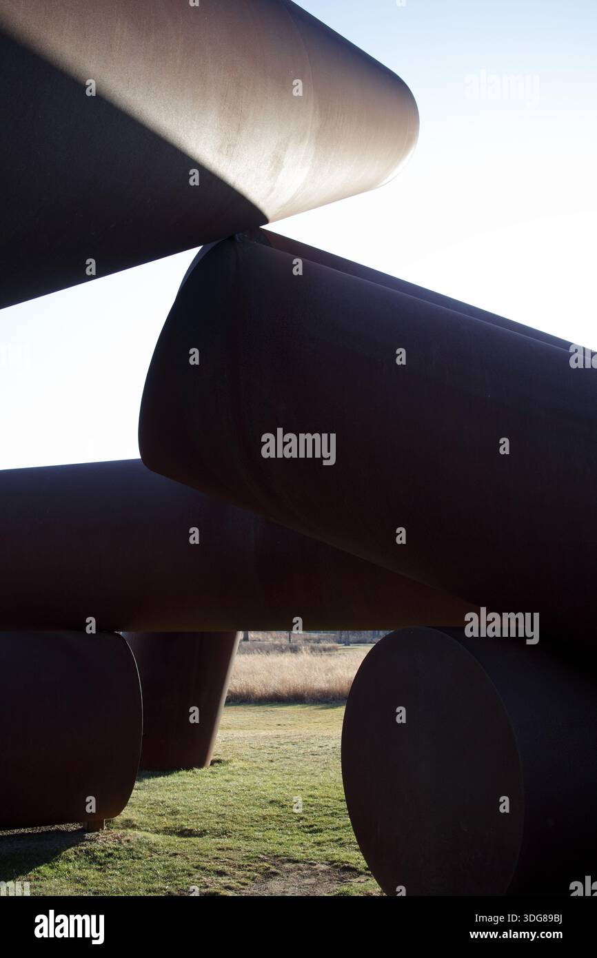 Storm King, NY - 18 février 2023 : la sculpture « Iliad » d'Alexander Liberman se dresse dans le paysage du Storm King Art Center à New Windsor. Banque D'Images