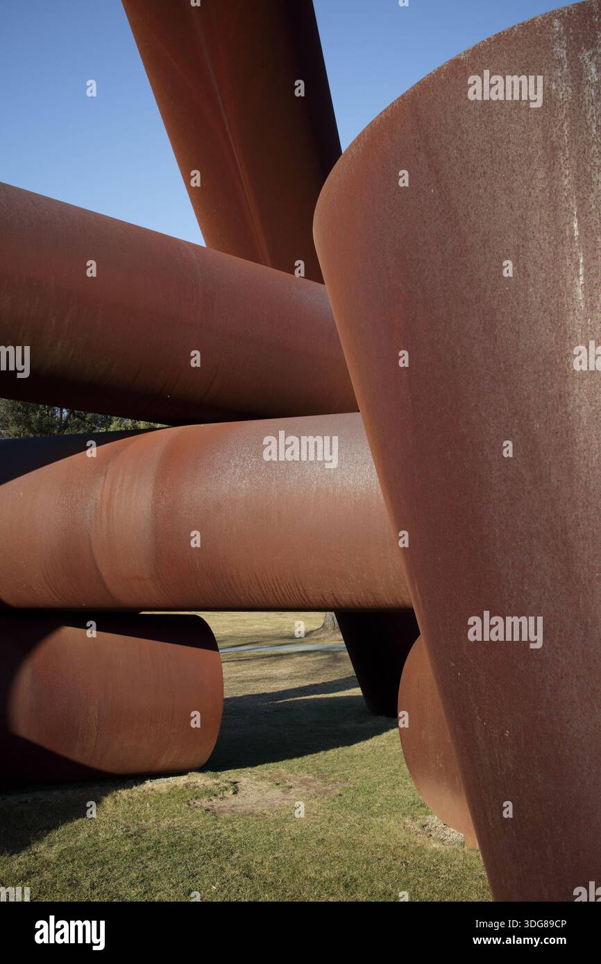 Storm King, NY - 18 février 2023 : la sculpture « Iliad » d'Alexander Liberman se dresse dans le paysage du Storm King Art Center à New Windsor. Banque D'Images