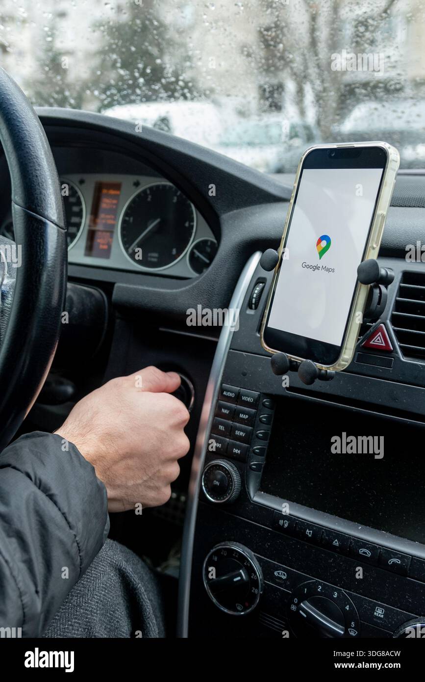 Bar, Monténégro, 12 janvier 2026, navigateur smartphone Google Maps app pour conducteur Banque D'Images