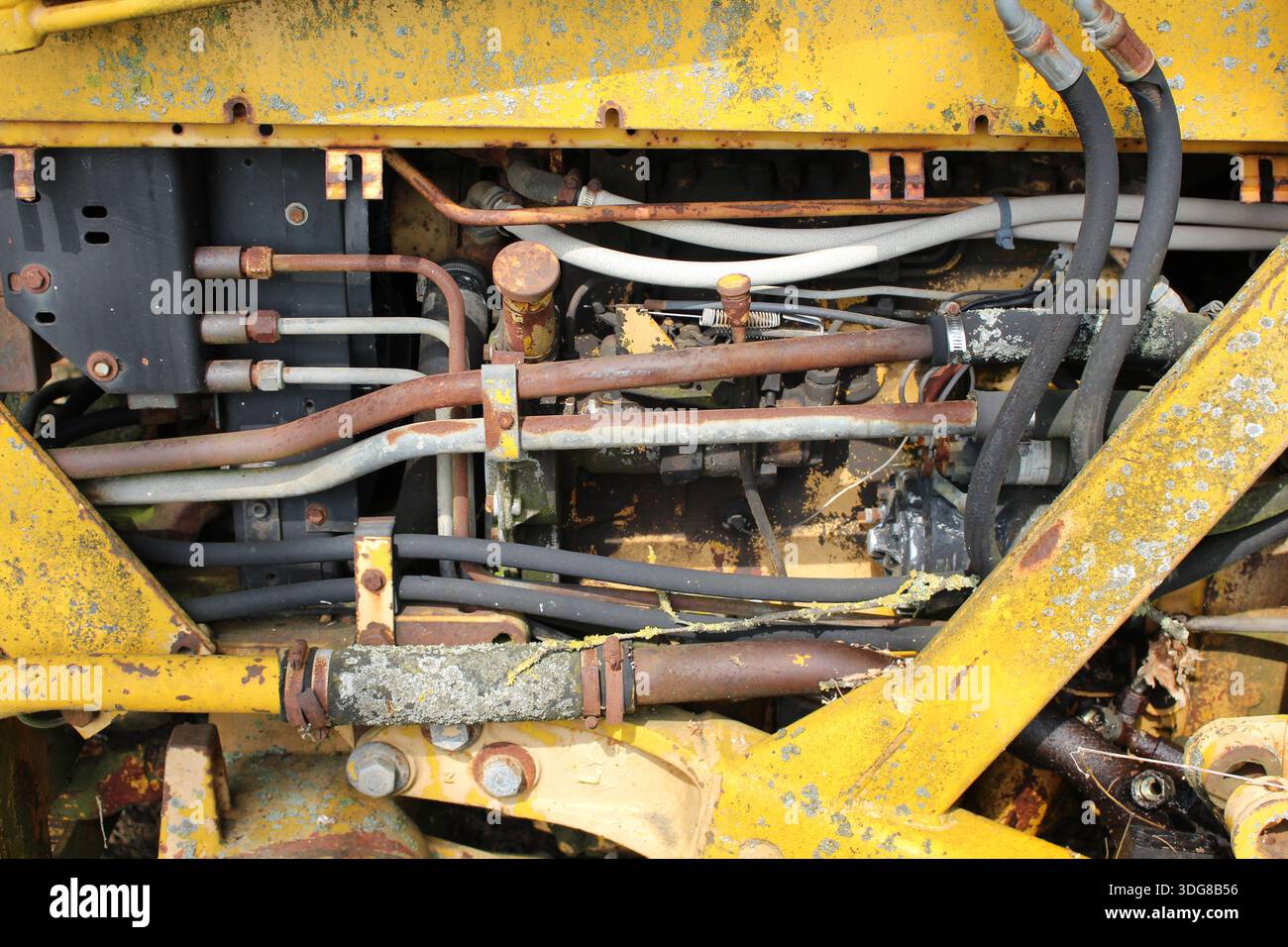 Tuyaux et flexibles hydrauliques exposés sur une machine industrielle de cale Banque D'Images