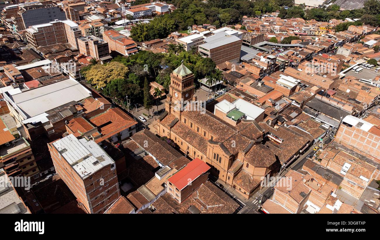 Girardota, Antioquia - Colombie. 30 décembre 2025. Vue panoramique de l'église principale de la ville par drone. Banque D'Images