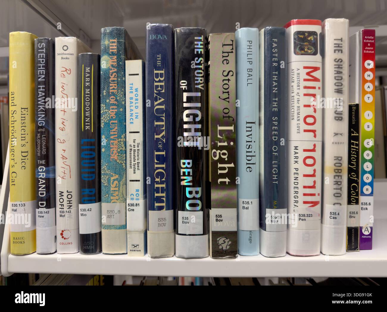 Ooks de non-fiction sur la mécanique quantique et la physique quantique sur une étagère de bibliothèque, États-Unis. POUR USAGE ÉDITORIAL UNIQUEMENT Banque D'Images