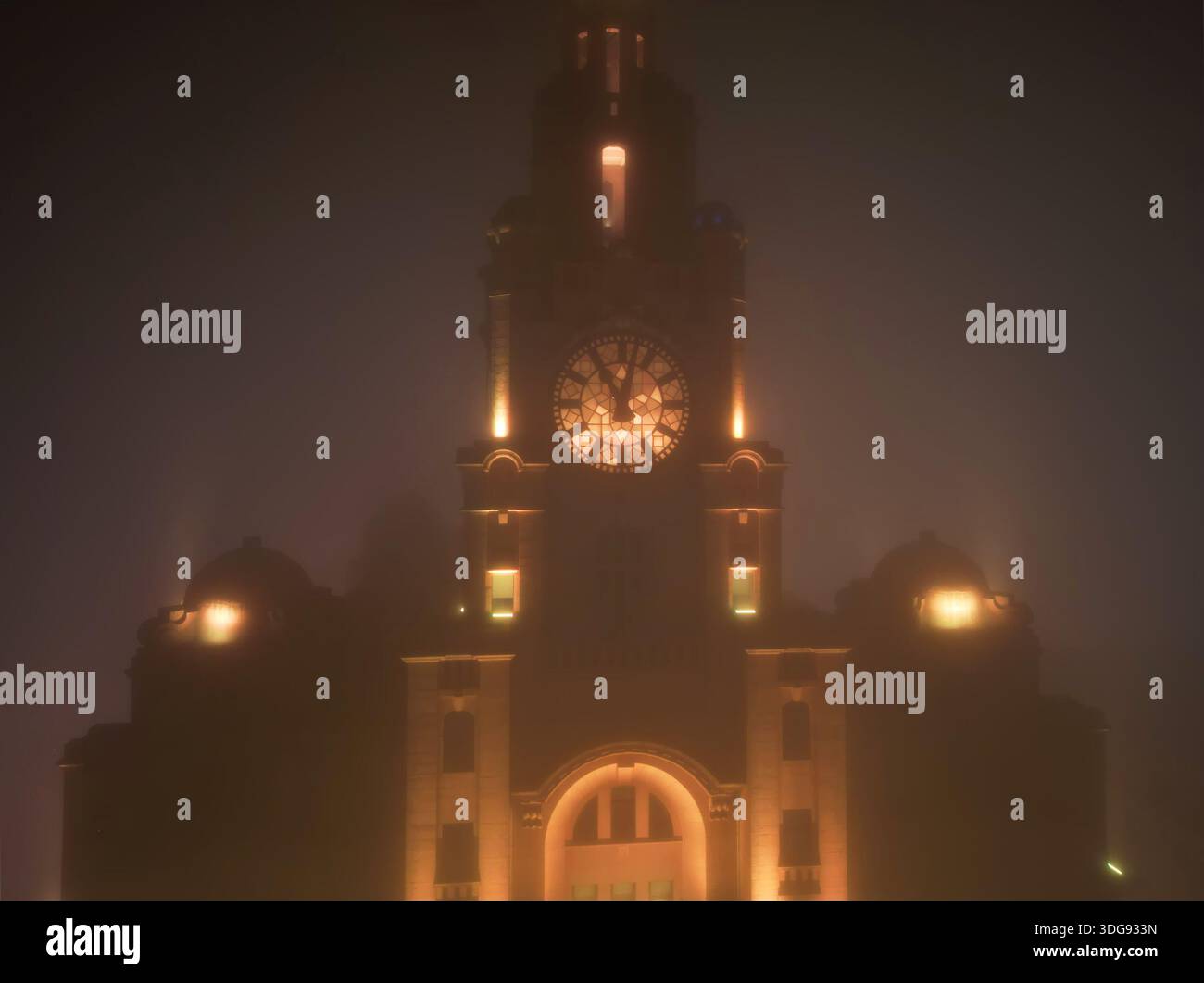 Liverpool, Royaume-Uni. 16 janvier 2026. Météo britannique. Une épaisse couverture de brouillard a commencé à s'installer sur Merseyside ce soir. Un avertissement météorologique jaune a été mis en place avec du brouillard qui devrait affecter l'ensemble du Merseyside. Cette image aérienne atmosphérique montre le Royal Liver Building enveloppé dans une couverture dense de brouillard nocturne. Crédit : Liverpool Live News/Alamy Live News Banque D'Images