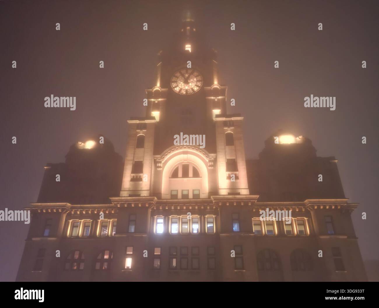 Liverpool, Royaume-Uni. 16 janvier 2026. Météo britannique. Une épaisse couverture de brouillard a commencé à s'installer sur Merseyside ce soir. Un avertissement météorologique jaune a été mis en place avec du brouillard qui devrait affecter l'ensemble du Merseyside. Cette image aérienne atmosphérique montre le Royal Liver Building enveloppé dans une couverture dense de brouillard nocturne. Crédit : Liverpool Live News/Alamy Live News Banque D'Images