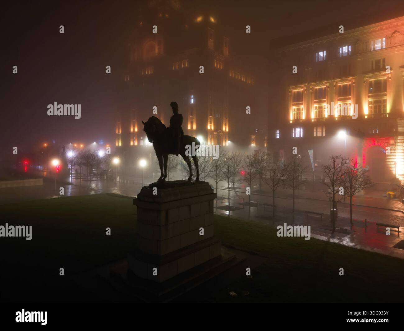 Liverpool, Royaume-Uni. 16 janvier 2026. Météo britannique. Une épaisse couverture de brouillard a commencé à s'installer sur Merseyside ce soir. Un avertissement météorologique jaune a été mis en place avec du brouillard qui devrait affecter l'ensemble du Merseyside. Cette image aérienne atmosphérique montre le monument Edward V11 avec le Royal Liver Building enveloppé dans une couverture dense de brouillard nocturne. Crédit : Liverpool Live News/Alamy Live News Banque D'Images