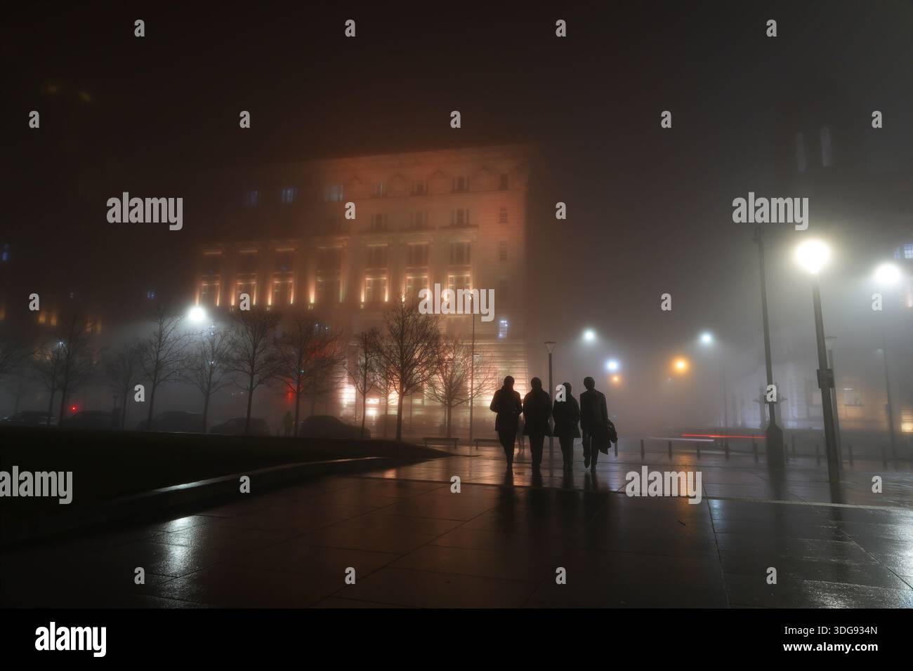 Liverpool, Royaume-Uni. 16 janvier 2026. Météo britannique. Une épaisse couverture de brouillard a commencé à s'installer sur Merseyside ce soir. Un avertissement météorologique jaune a été mis en place avec du brouillard qui devrait affecter l'ensemble du Merseyside. Cette image atmosphérique montre la statue des Beatles avec le bâtiment Cunard enveloppé dans une couverture dense de brouillard nocturne. Crédit : Liverpool Live News/Alamy Live News Banque D'Images