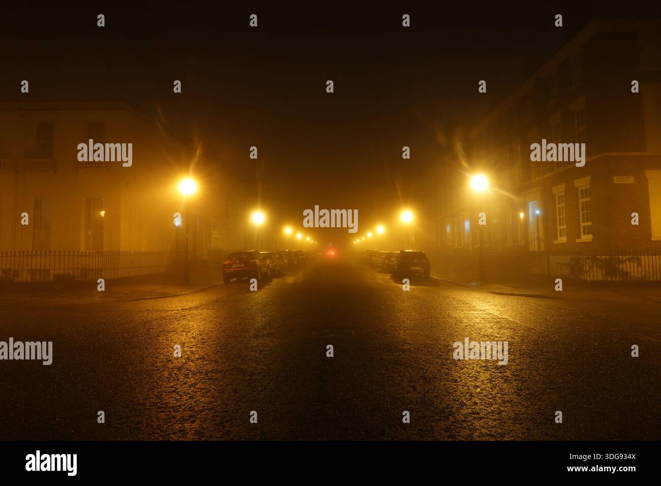 Liverpool, Royaume-Uni. 16 janvier 2026. Météo britannique. Une épaisse couverture de brouillard a commencé à s'installer sur Merseyside ce soir. Un avertissement météorologique jaune a été mis en place avec du brouillard qui devrait affecter l'ensemble du Merseyside. Cette image atmosphérique montre des maisons dans le quartier géorgien recouvertes d'une couverture dense de brouillard nocturne. Crédit : Liverpool Live News/Alamy Live News Banque D'Images
