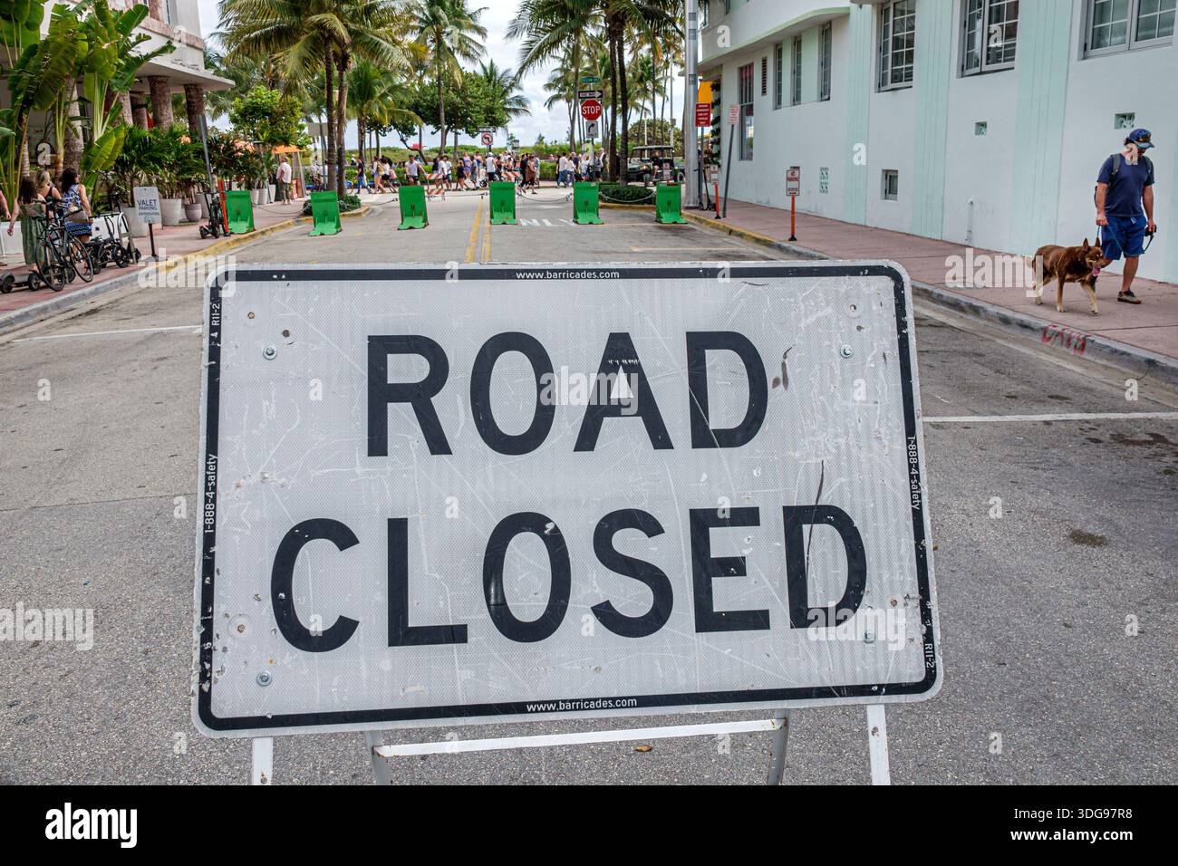 Miami Beach Floride, South Beach, panneau fermé de route, barricade de rue, foule de piétons, événement public, contrôle de la circulation, fermeture temporaire, sécurité urbaine, ville s. Banque D'Images