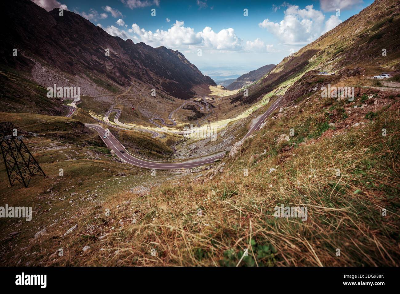 Vue vers le bas sur la route sinueuse de Transfăgărășan à travers les Carpates en Roumanie Banque D'Images