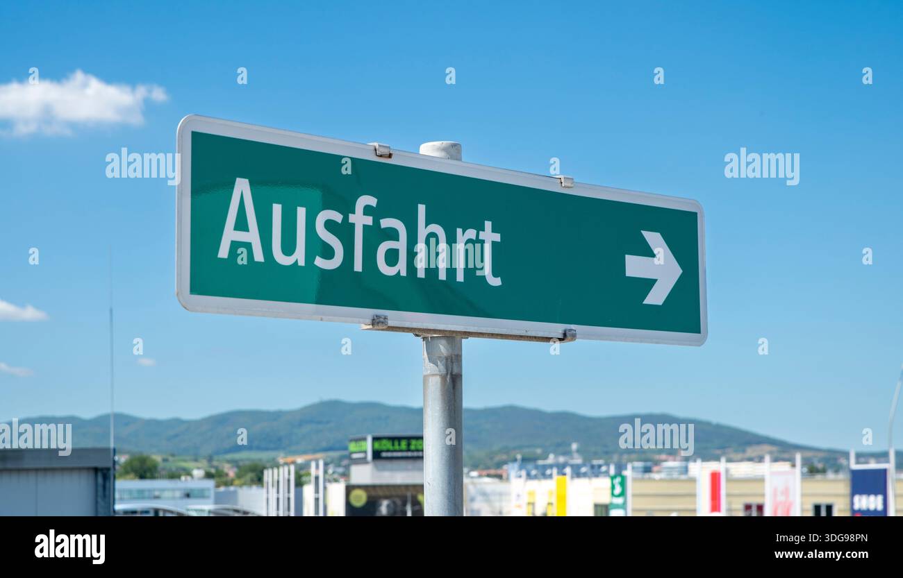 Un panneau routier Ausfahrt, en allemand , indique la direction de sortie sur une autoroute. Banque D'Images