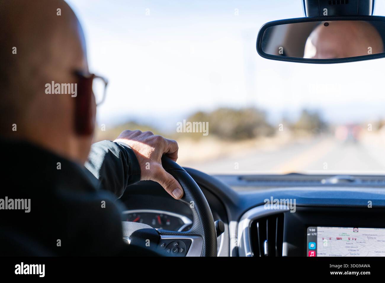 Un homme conduit une voiture à Santa Fe, Nouveau Mexique. Banque D'Images