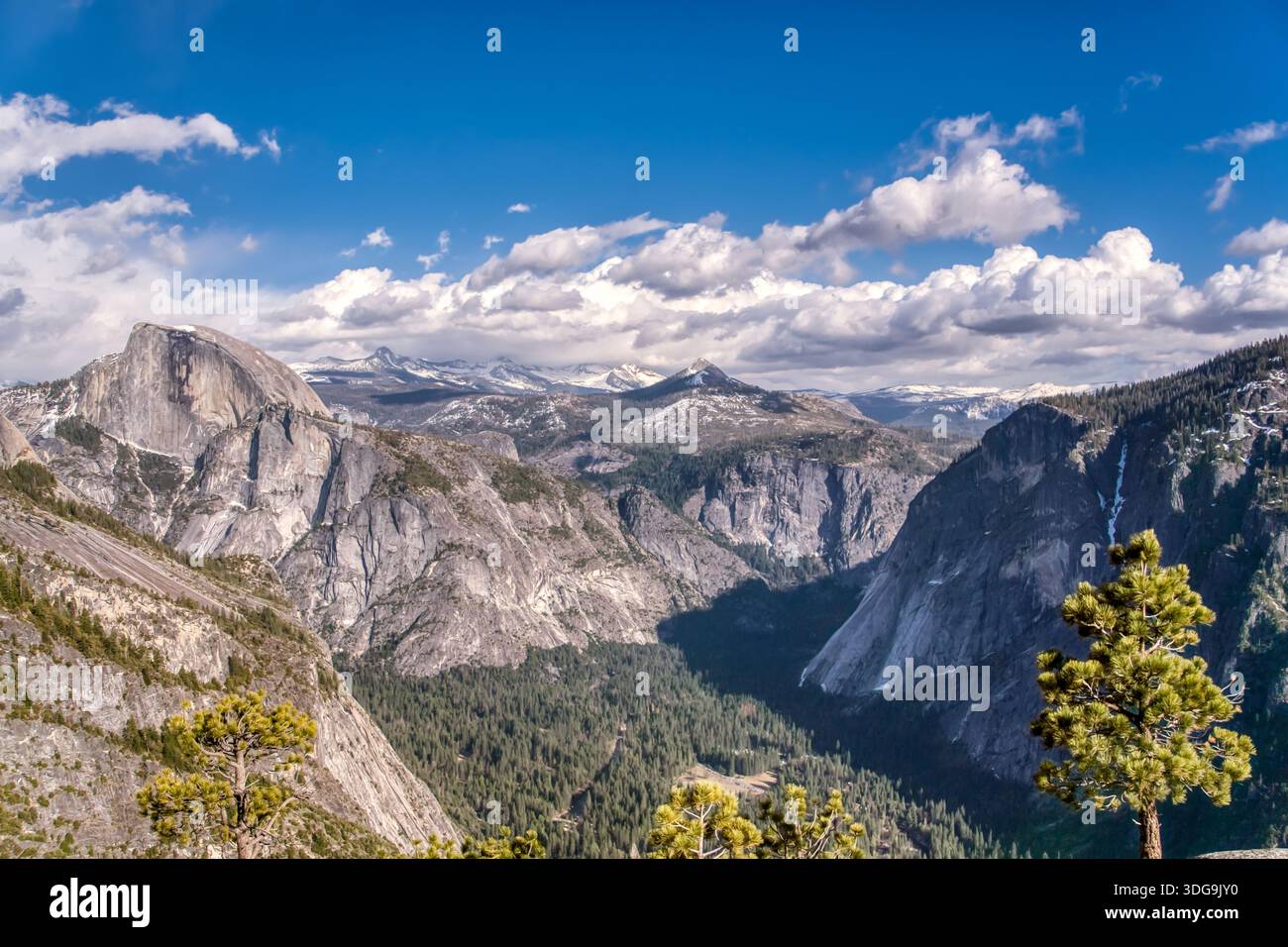 Les montagnes sont couvertes de neige et le ciel est bleu. Les montagnes sont très hautes et la neige est très blanche Banque D'Images