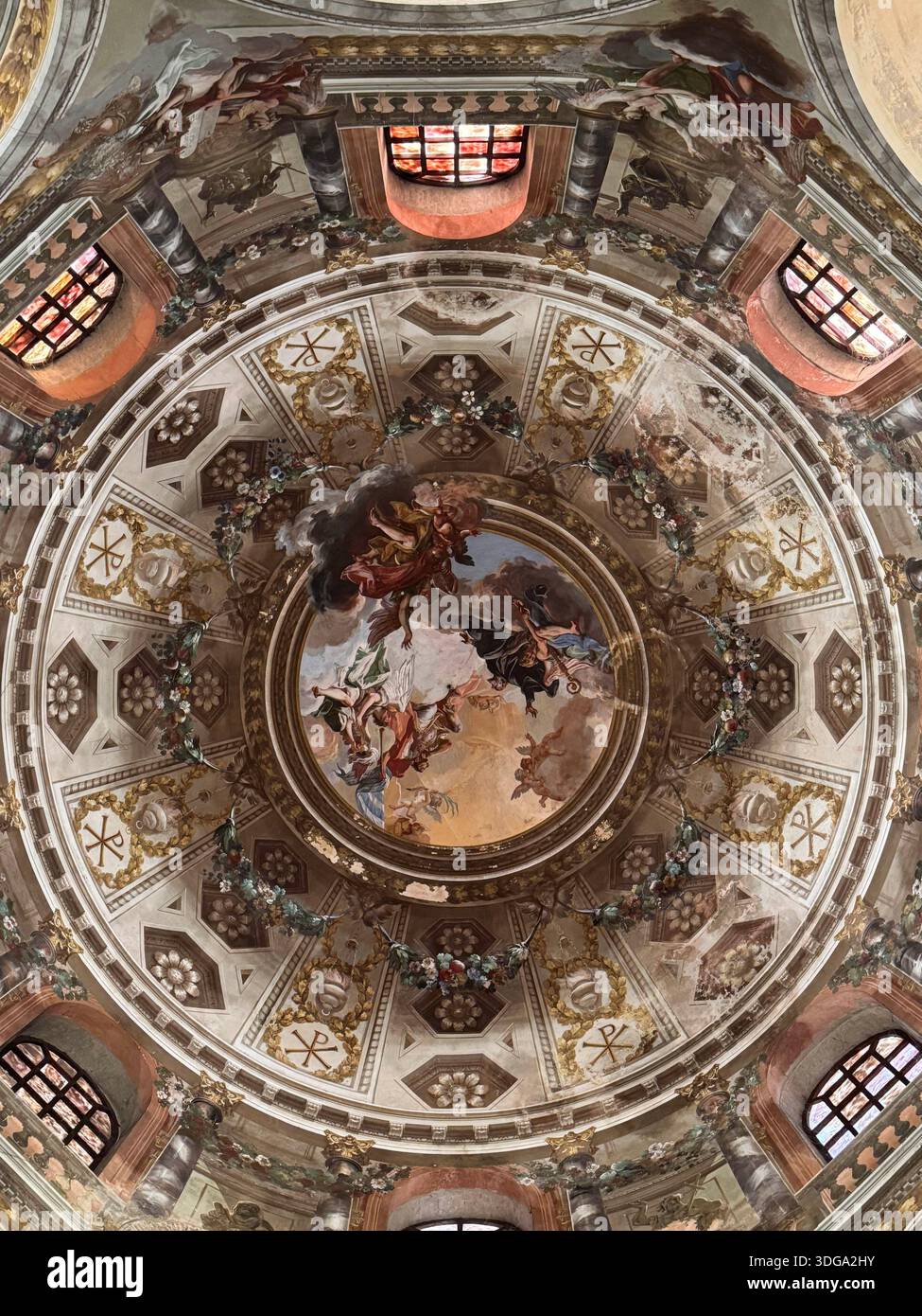 Plafond orné du dôme de l'église avec fresques et décoration géométrique, mettant en valeur l'art religieux classique, la symétrie et l'artisanat intérieur historique. - Image de stock capturée avec un smartphone