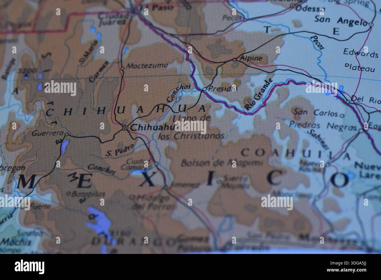 Macro gros plan d'une carte physique du nord du Mexique montrant Chihuahua, Coahuila et la frontière du Rio Grande avec le Texas, États-Unis. Banque D'Images