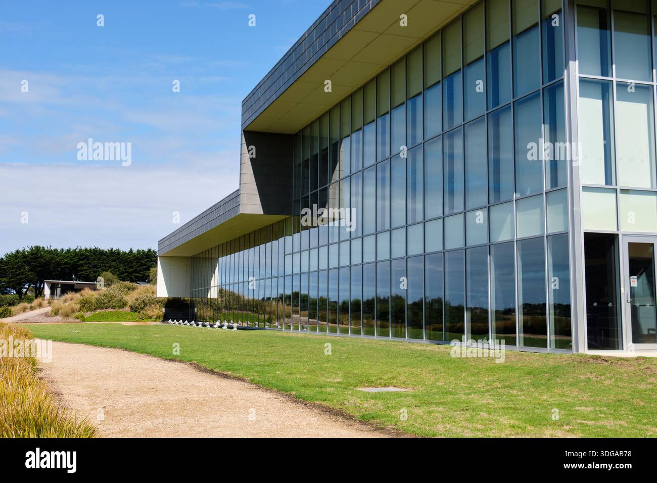 Le mur de verre du Radius Restaurant du complexe RACV offre une vue panoramique sur la côte - Inverloch, Victoria, Australie Banque D'Images