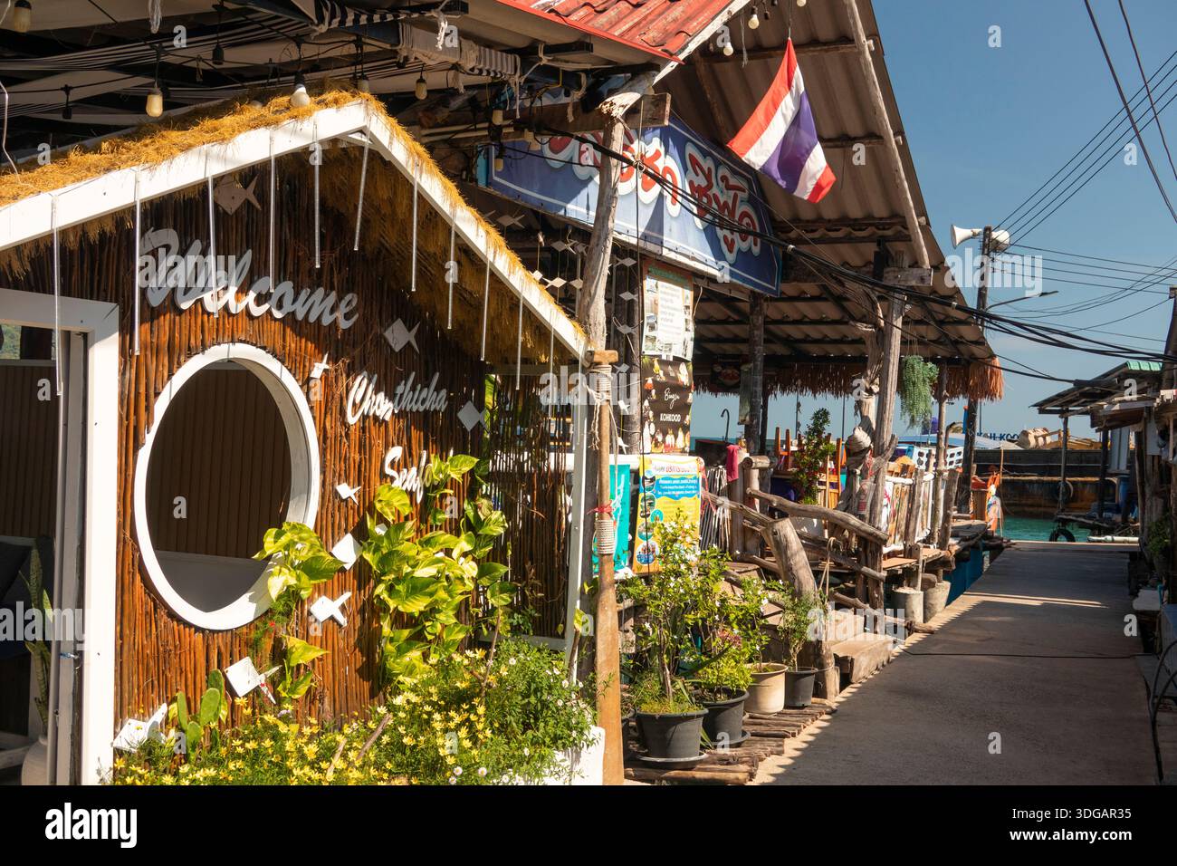 Thaïlande, Ko Kood, côte est, Ao Yai, village de pêcheurs Chonticha restaurant de fruits de mer sur pilotis Banque D'Images