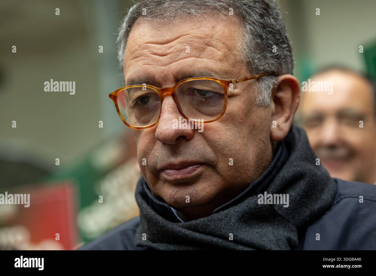 José Seguro capturé dans un moment calme lors de sa visite au Mercado do Bolhão, Porto, le dernier jour de la campagne présidentielle. Banque D'Images