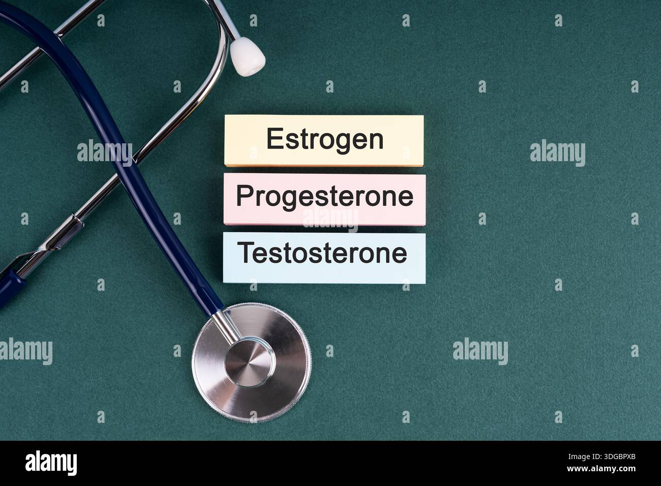Stéthoscope et hormones de reproduction œstrogène, testostérone et progestérone concept médical Banque D'Images