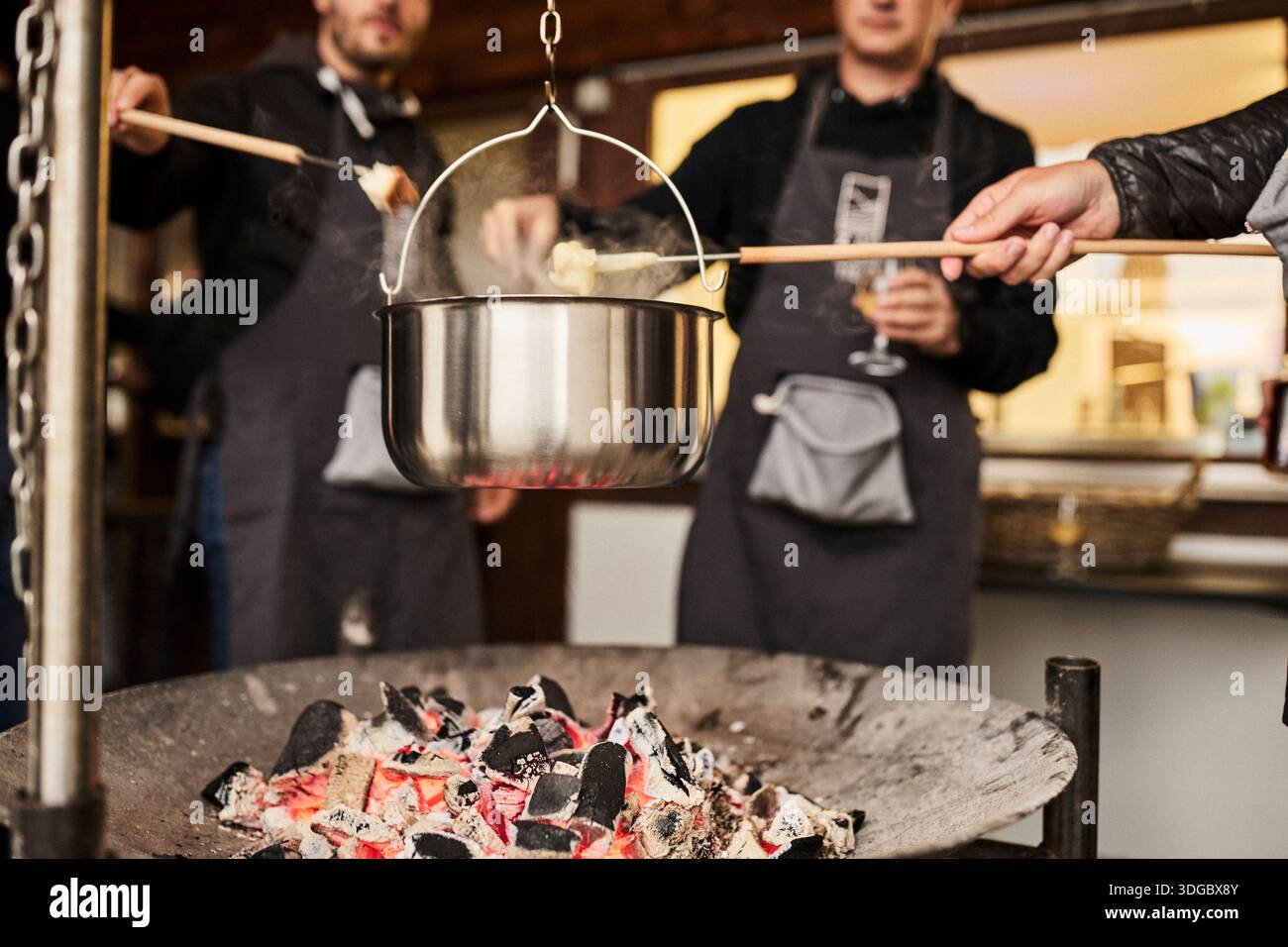 Préparation de fondue au fromage suisse dans une atmosphère traditionnelle Banque D'Images