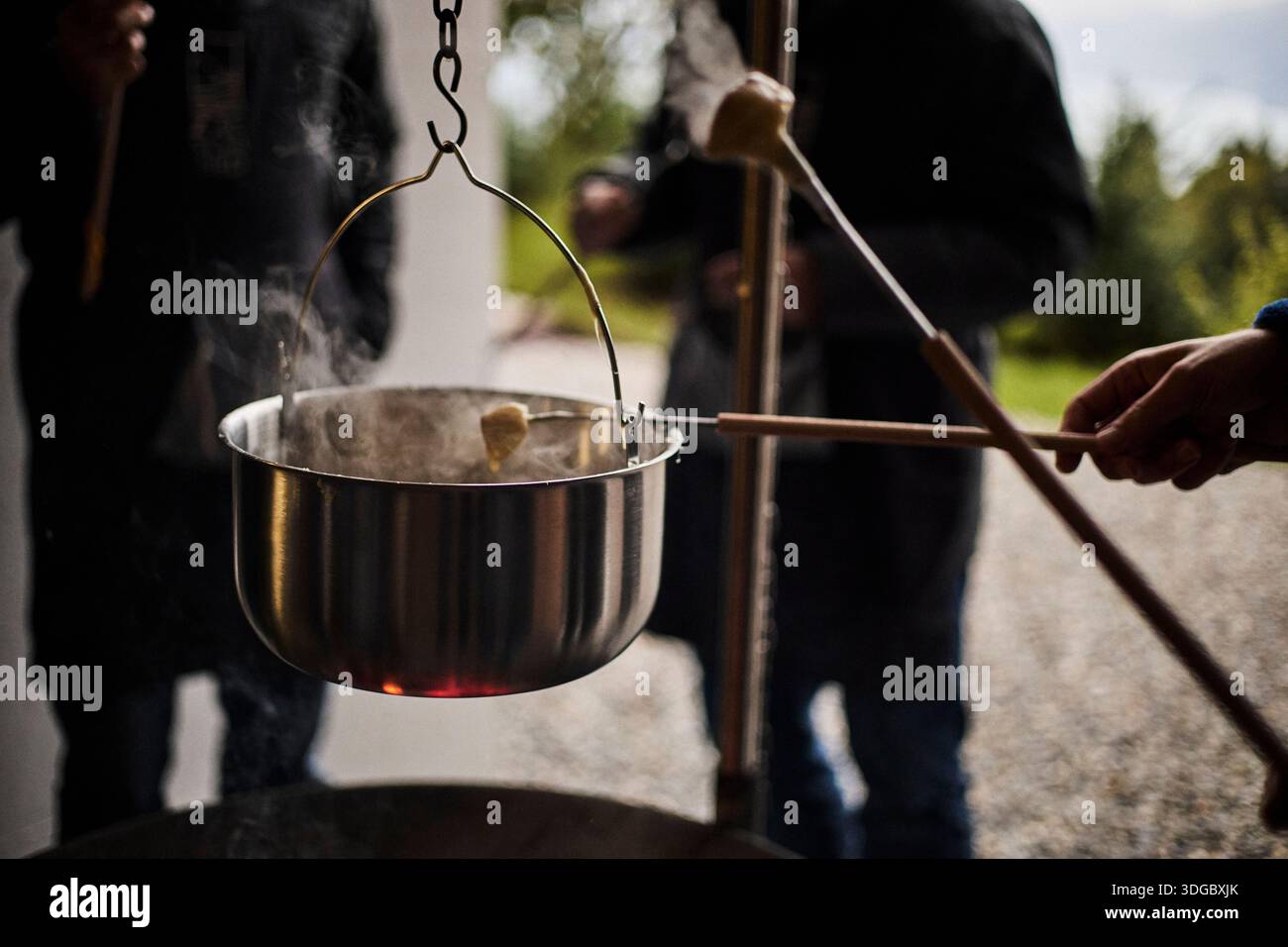 Préparation de fondue au fromage suisse dans une atmosphère traditionnelle Banque D'Images