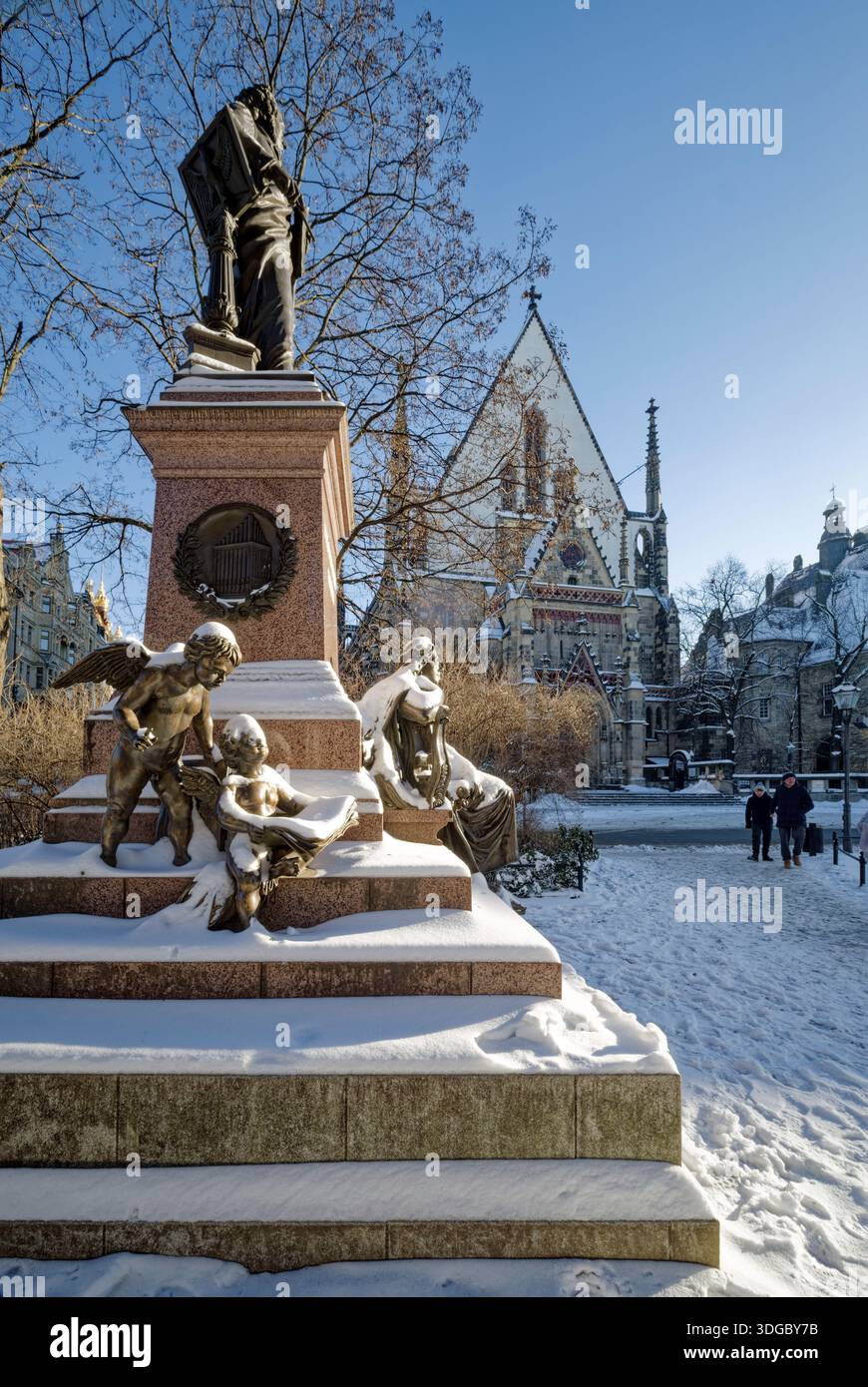 Ange enneigé, figure au monument Felix Mendessohn Bartholdy en hiver avec neige, Leipzig fait Thomas Church in the back, Leipzig, Saxe, Germany Banque D'Images