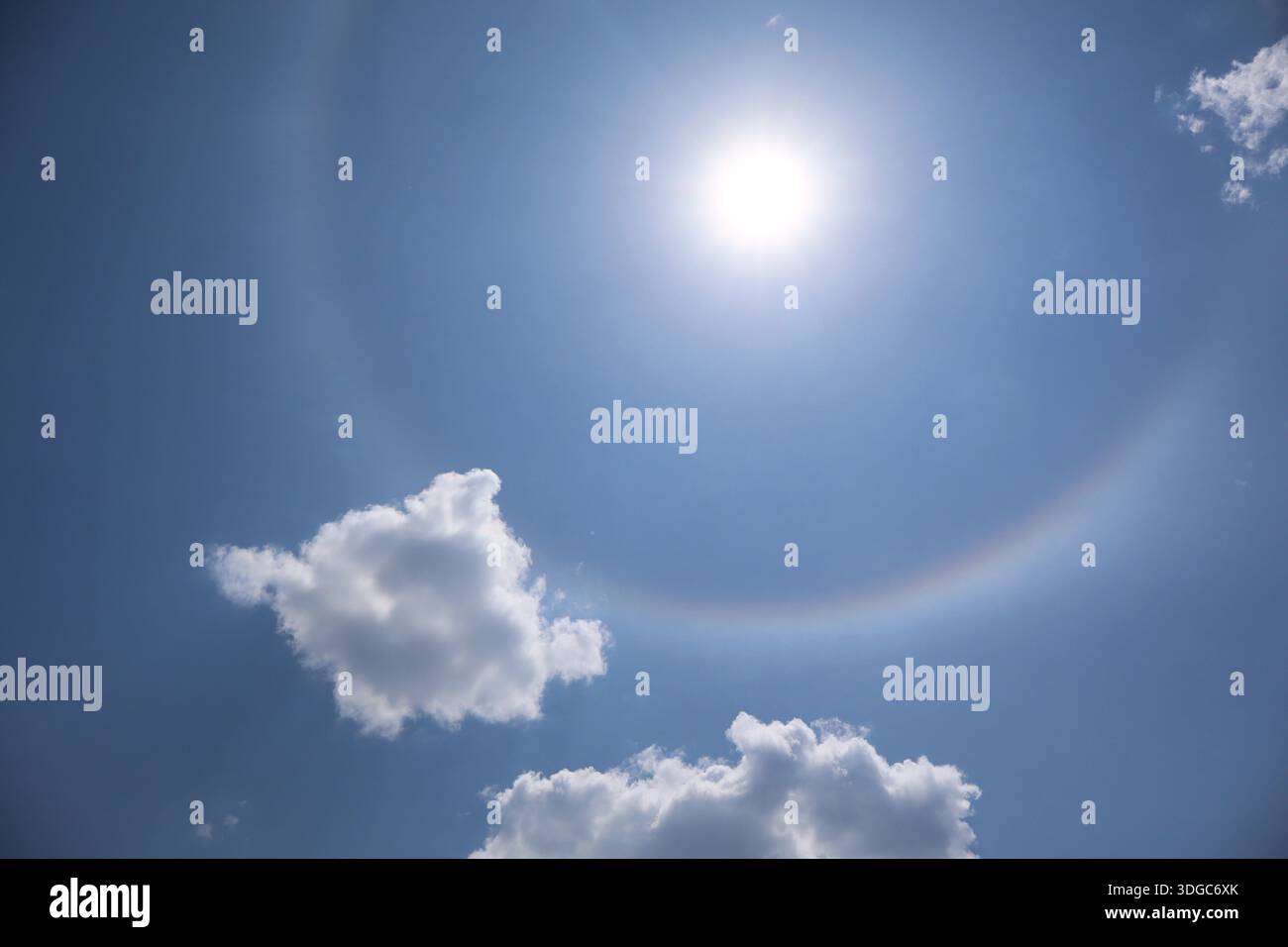 Gloire autour du soleil avec Puffy Clouds et Clear Sky Banque D'Images