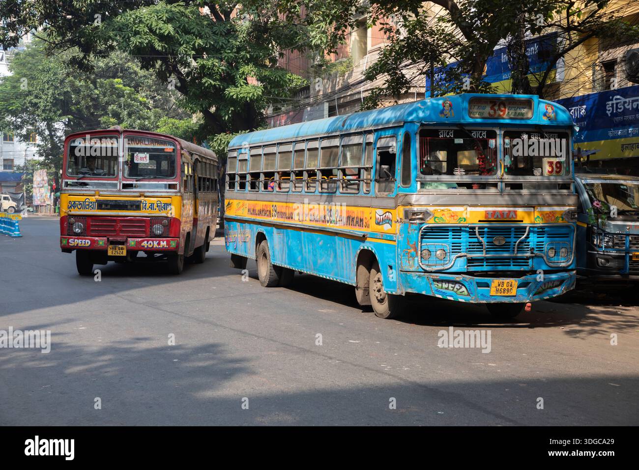 Vieux bus colorés, Kolkata, Bengale occidental, Inde Banque D'Images