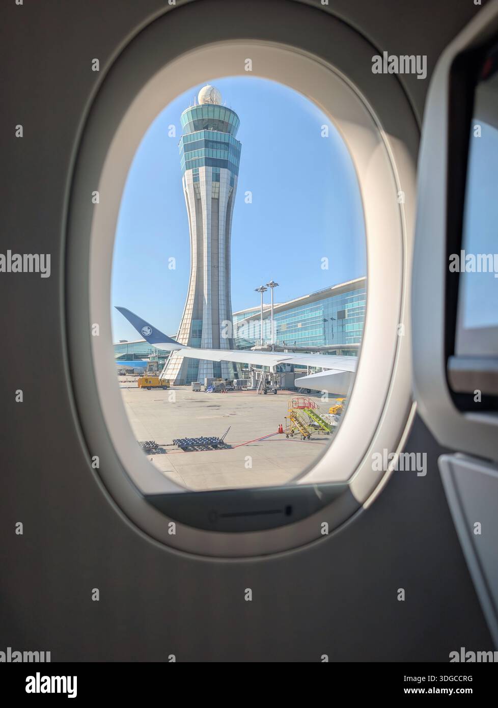 Vue à travers la fenêtre d'un avion depuis le siège avant le départ Banque D'Images