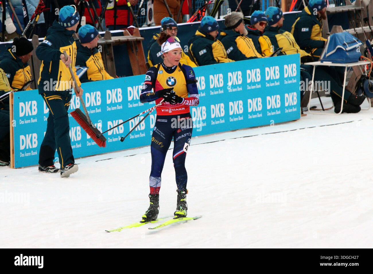 RUHPOLDING, ALLEMAGNE - 16 JANVIER : arrivée au champ de tir, JEANMONNOT, Lou (FRA, #44) au SPRINT FÉMININ 7.5km à la Coupe du monde BMW IBU Biathlon Ruhpolding le 16 janvier 2026 à Ruhpolding, Allemagne. Banque D'Images