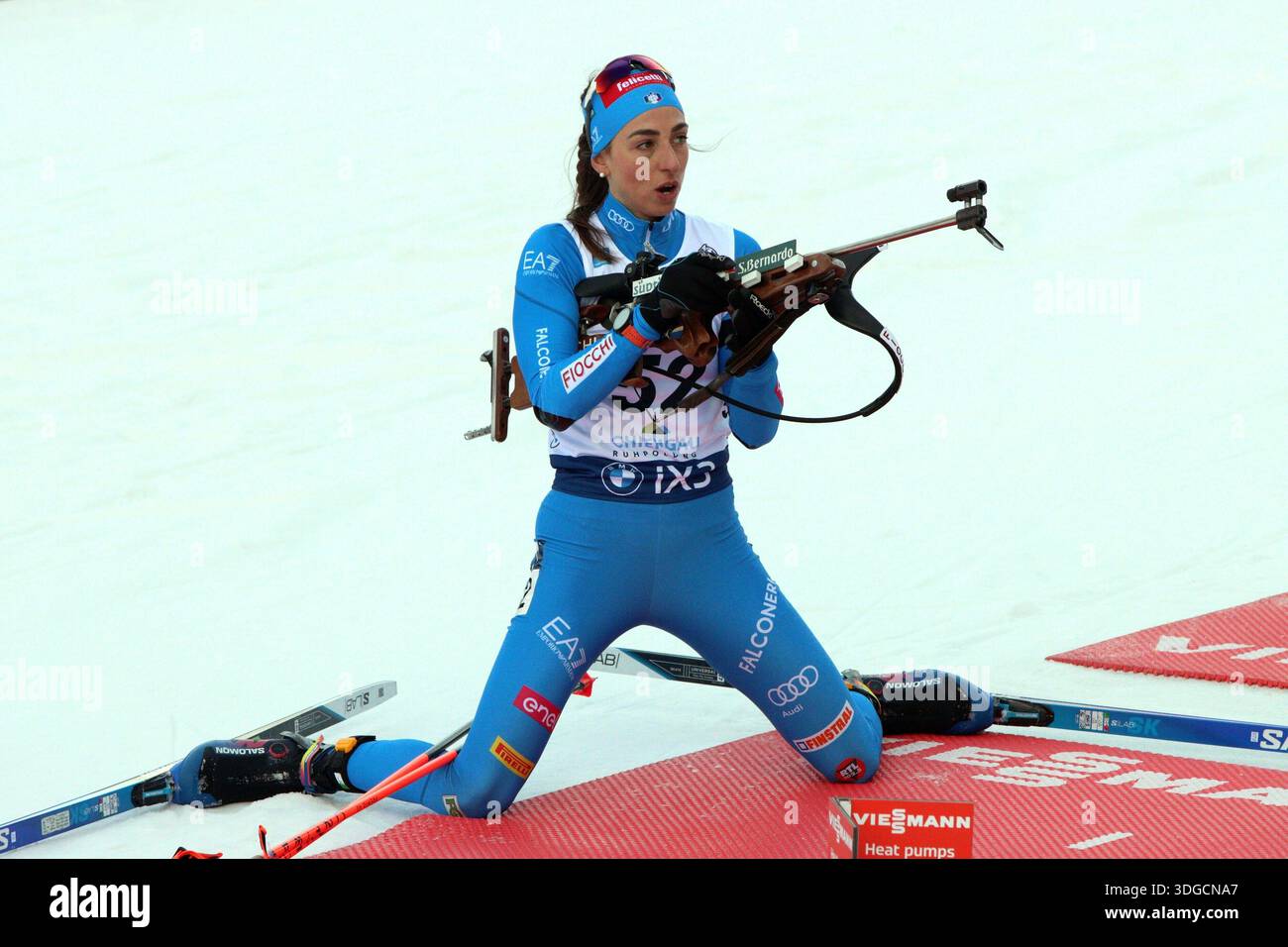RUHPOLDING, ALLEMAGNE - 16 JANVIER : arrivée au champ de tir, VITTOZZI, Lisa (ITA, #52) au SPRINT FÉMININ DE 7,5 km à la Coupe du monde BMW IBU Biathlon Ruhpolding le 16 janvier 2026 à Ruhpolding, Allemagne. Banque D'Images