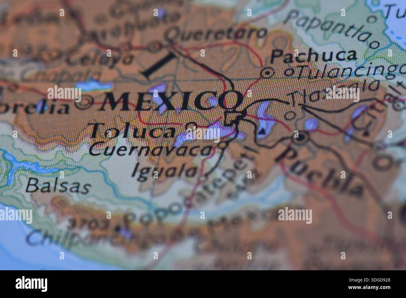 Vue macro d'une carte imprimée de l'atlas du centre du Mexique, montrant Mexico, Toluca, Cuernavaca, Puebla, et le volcan Popocatepetl. Banque D'Images