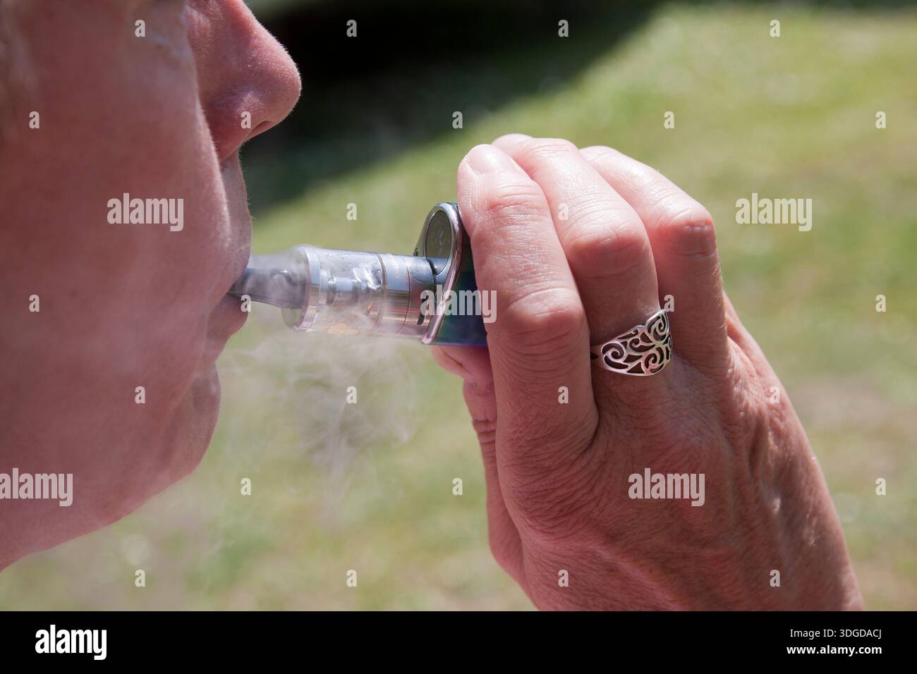 Woman smoking e cigarette Banque de photographies et d'images haute rsolution - Alamy Woman smoking e cigarette Banque de photographies et d'images haute rsolution - Alamy
