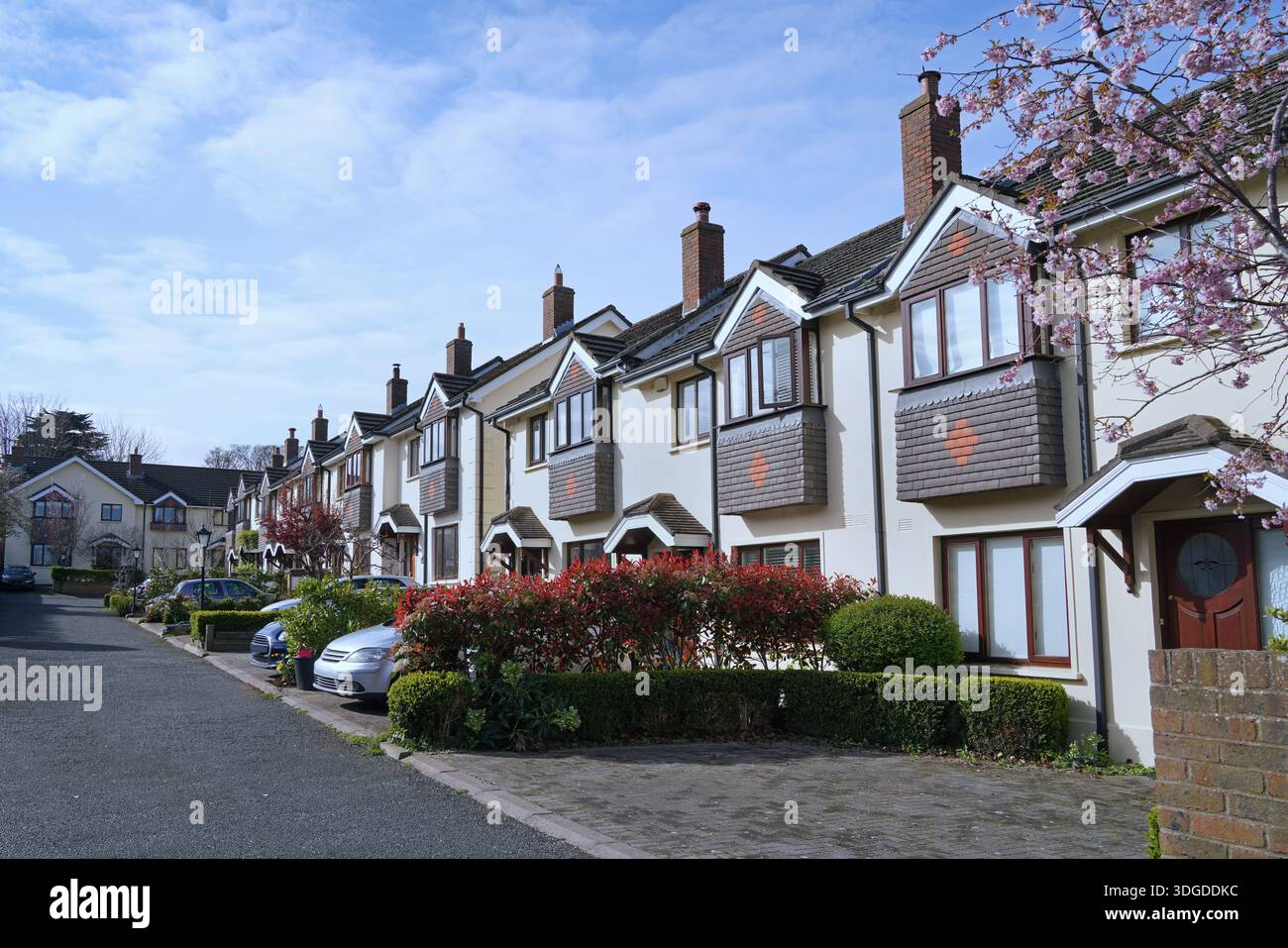 Maisons modernes en rangée de banlieue avec parking en face Banque D'Images
