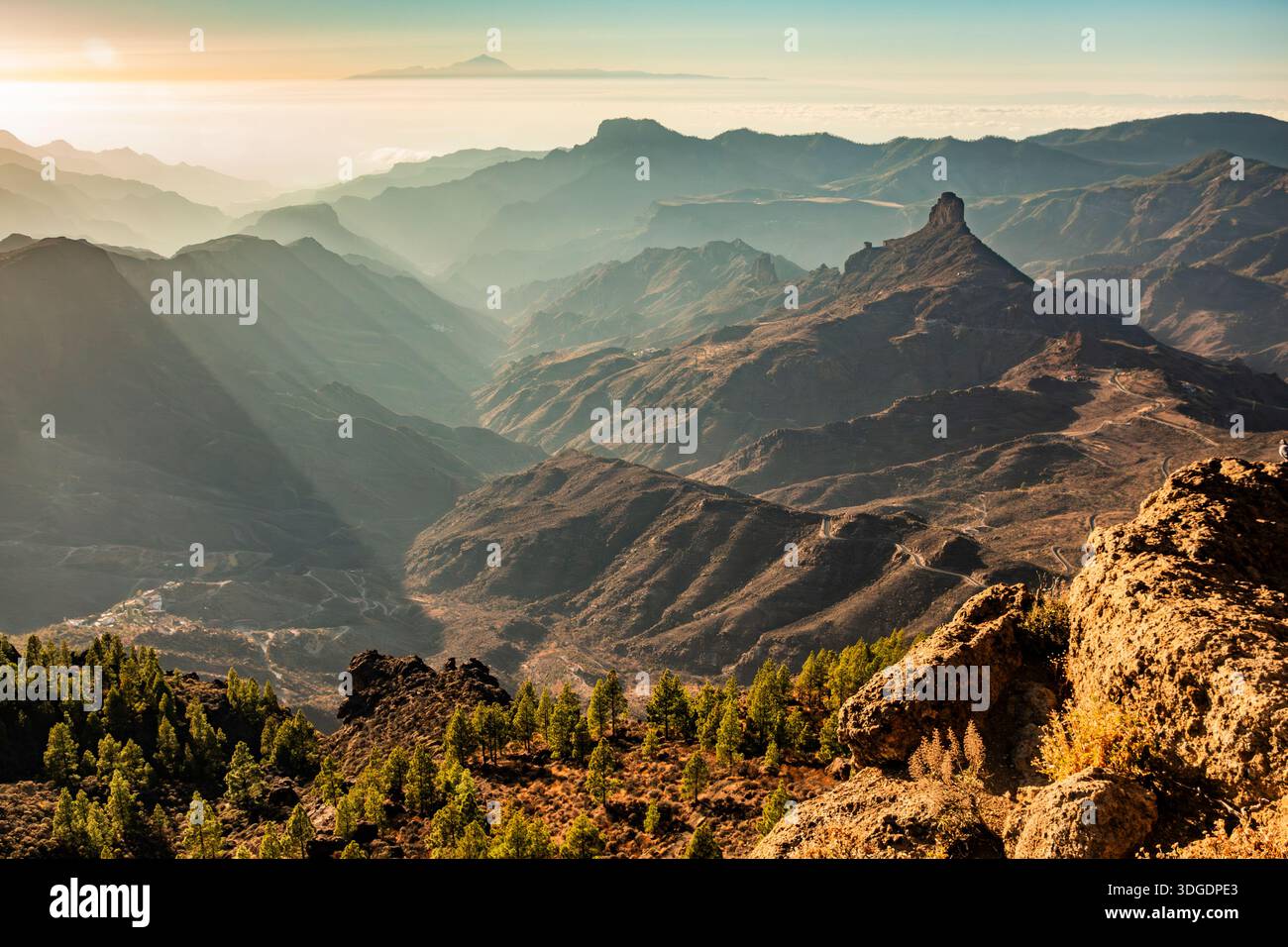 Paysage spectaculaire de Roque Bentayga, montagnes et vallées de la Goleta, Roque Nublo, Gran Canaria, Espagne. Coucher de soleil, Tenerife et Teide en arrière-plan Banque D'Images