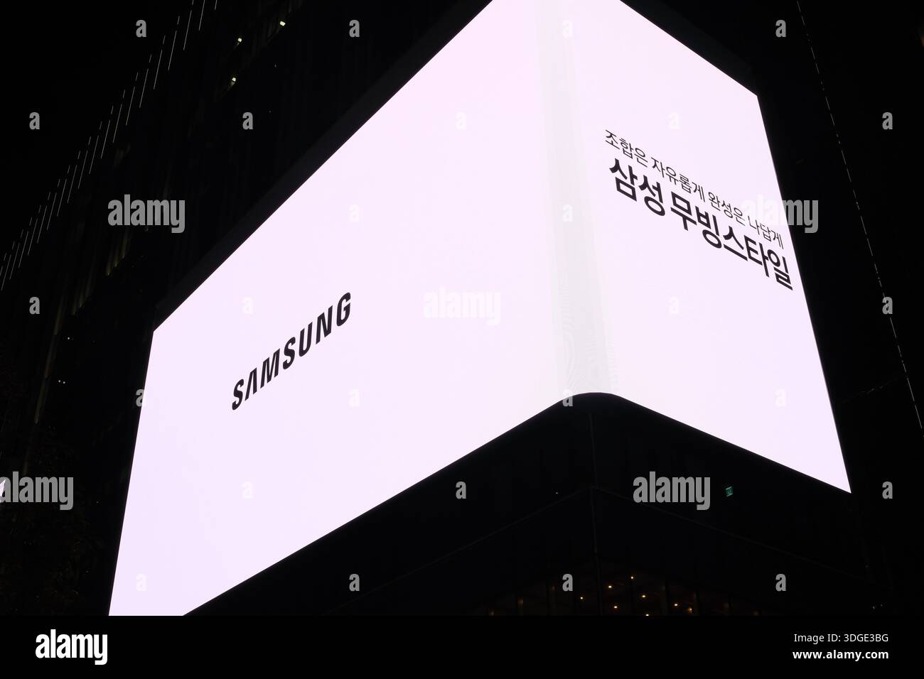 Séoul, Corée du Sud : écran publicitaire LED Samsung géant sur la façade du bâtiment moderne la nuit dans le centre-ville de Séoul Banque D'Images