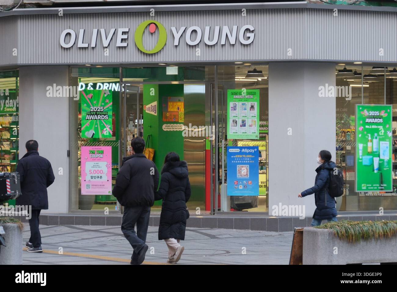 Séoul, Corée du Sud : extérieur du magasin de cosmétiques Olive Young avec des acheteurs marchant le long de la rue commerçante animée du centre-ville. Banque D'Images