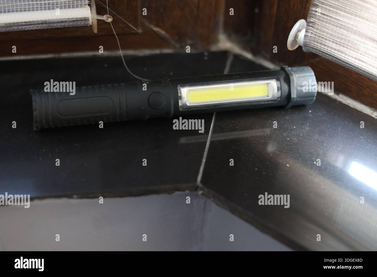Une petite lampe de poche noire de grande puissance LED Banque D'Images
