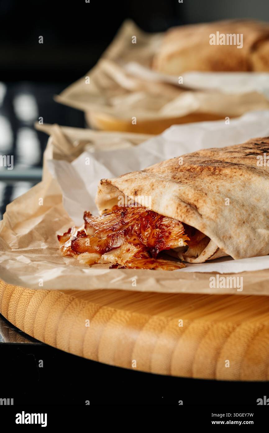 Doner kebab servi sur du papier parchemin Banque D'Images