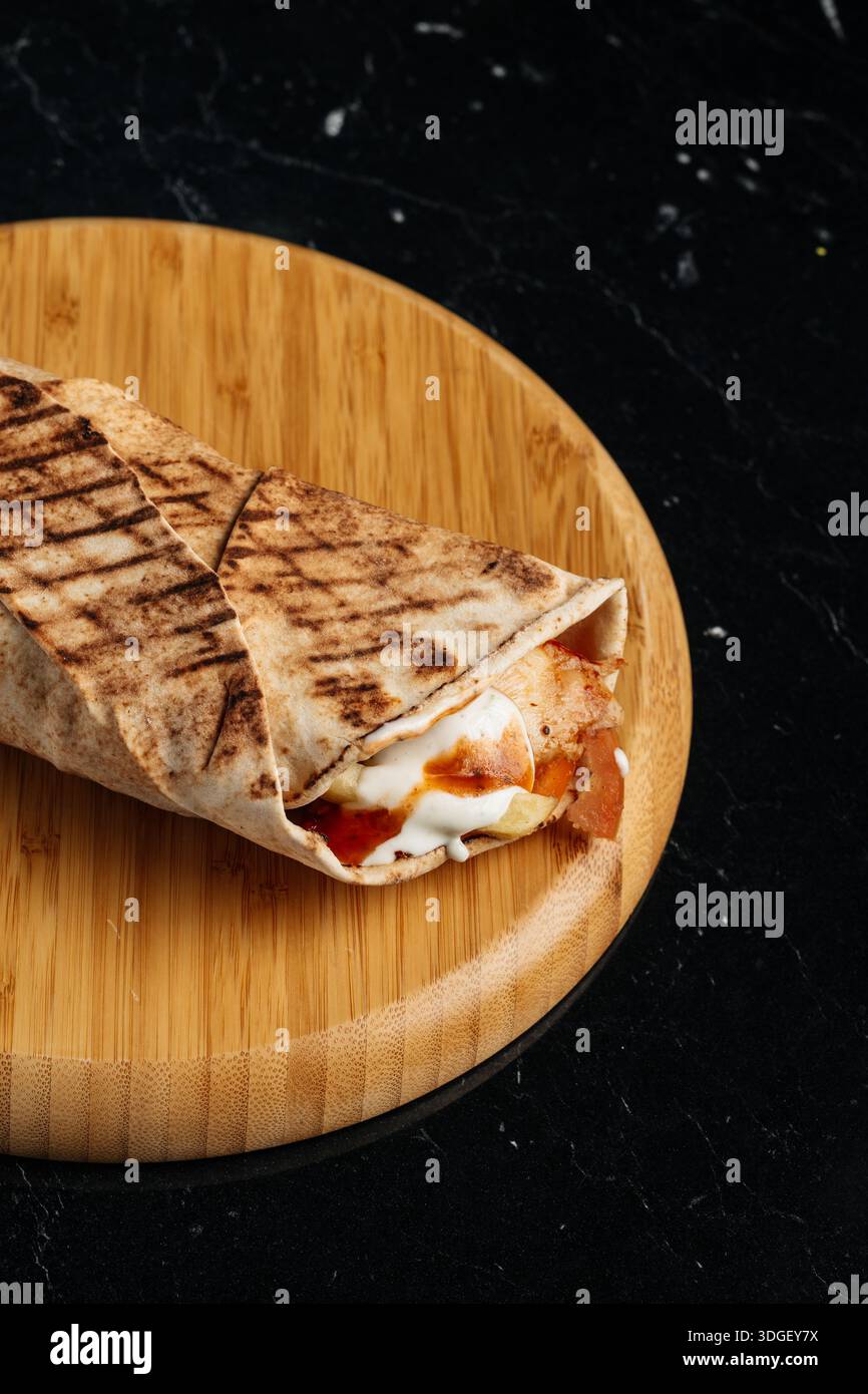 Doner kebab servi n un bureau en bois rustique Banque D'Images