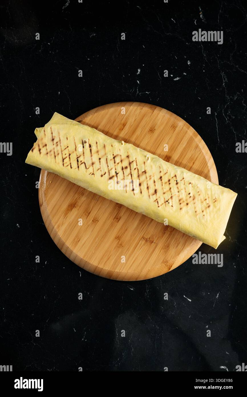 Assiette complète – Doner Kebab sur le bureau en bois Banque D'Images