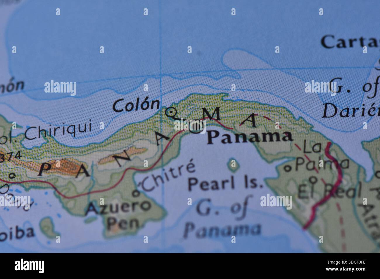 Vue macro d'une carte du monde imprimée mettant l'accent sur la République de Panama, montrant Panama City, le canal, Colon et le golfe de Panama. Banque D'Images