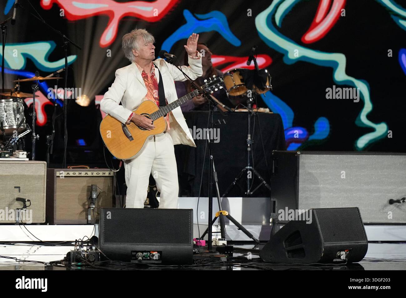 Neil Finn, lead singer of Crowded House performs during the Opening Ceremony for the Australian Open tennis championship in Melbourne, Australia, Saturday, Jan. 17, 2026. (AP Photo/Aaron Favila) Banque D'Images